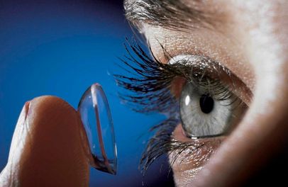 Novóptica persona colocándose lentes de contacto